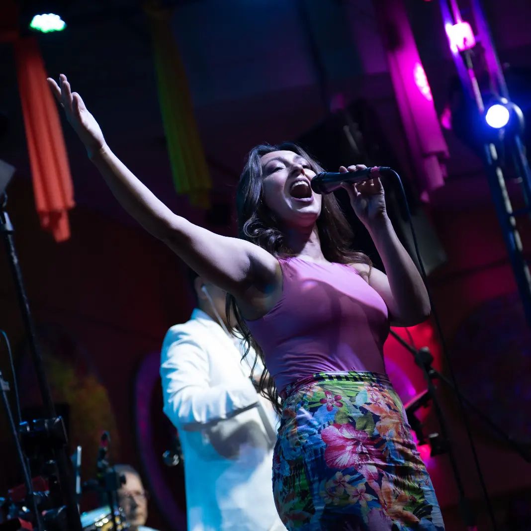 Diana Baless es pura sabrosura llanera Si hay un género musical que por naturaleza nos pone a bailar y nos llena de alegría, es la salsa y la música tropical. Por esto Q'HUBO conversó con Diana Baless, una artista en ascenso que se proyecta como la próxima gran exponente de este género.