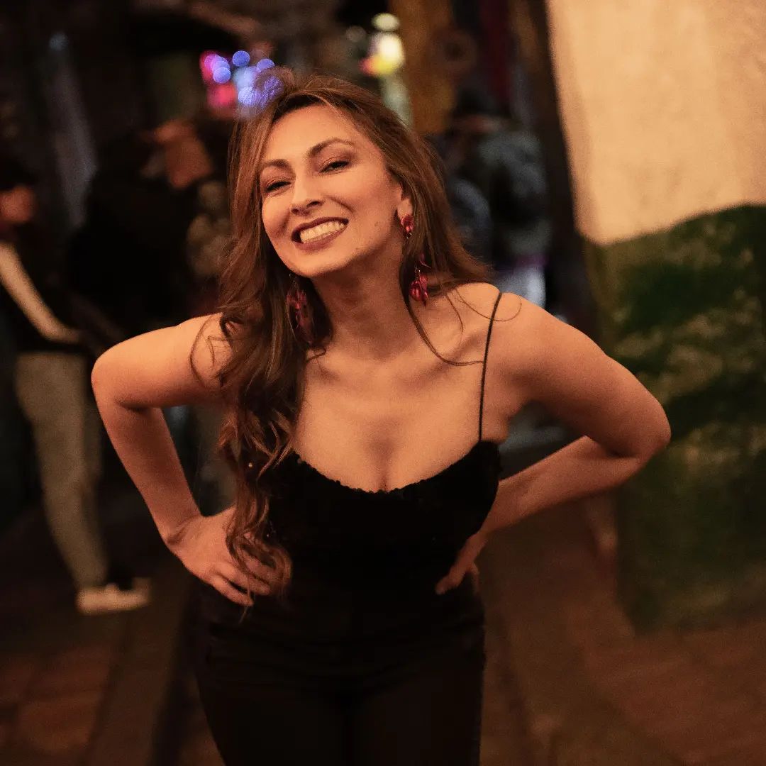 Diana Baless es pura sabrosura llanera Si hay un género musical que por naturaleza nos pone a bailar y nos llena de alegría, es la salsa y la música tropical. Por esto Q'HUBO conversó con Diana Baless, una artista en ascenso que se proyecta como la próxima gran exponente de este género.
