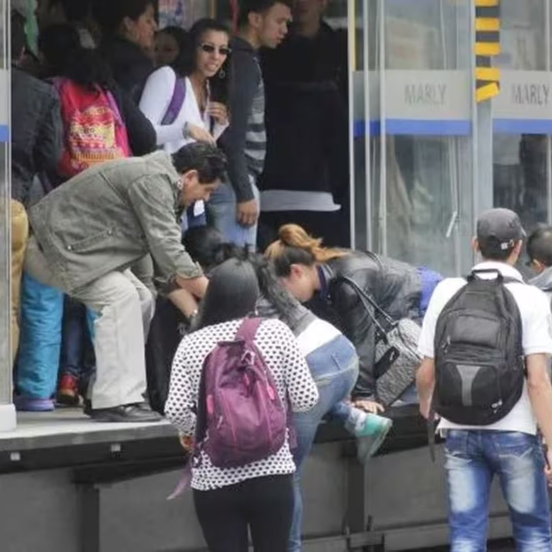 Disminuyeron los 'colados' en Transmilenio 1 Disminuyeron los 'colados' en Transmilenio La Dirección Técnica de Seguridad de TransMilenio aseguró que la evasión del pago del pasaje, comparado con el 2022, se redujo en más de 13 puntos.