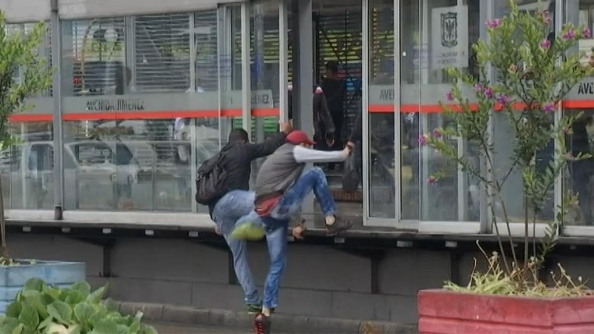 Disminuyeron los 'colados' en Transmilenio La Dirección Técnica de Seguridad de TransMilenio aseguró que la evasión del pago del pasaje, comparado con el 2022, se redujo en más de 13 puntos.