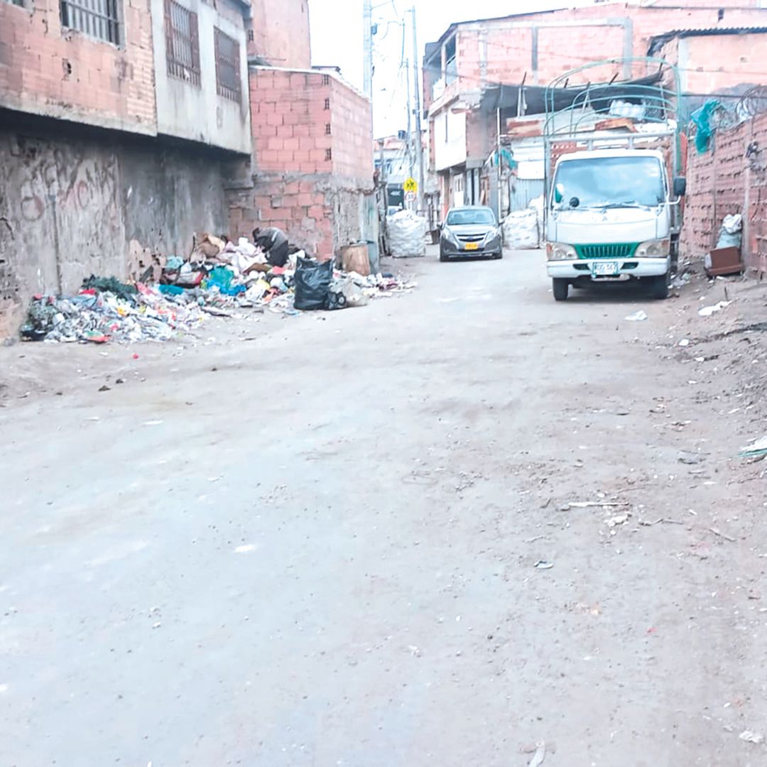 Doble crimen a bala en Bosa 1 Doble crimen a bala en Bosa En la noche de este miércoles se perpetraron tres muertes violentas en la localidad de Bosa, en uno de los casos dos personas de una misma familia fallecieron, mientras que en el otro un hombre, aún sin identificar, fue ultimado con arma de fuego.