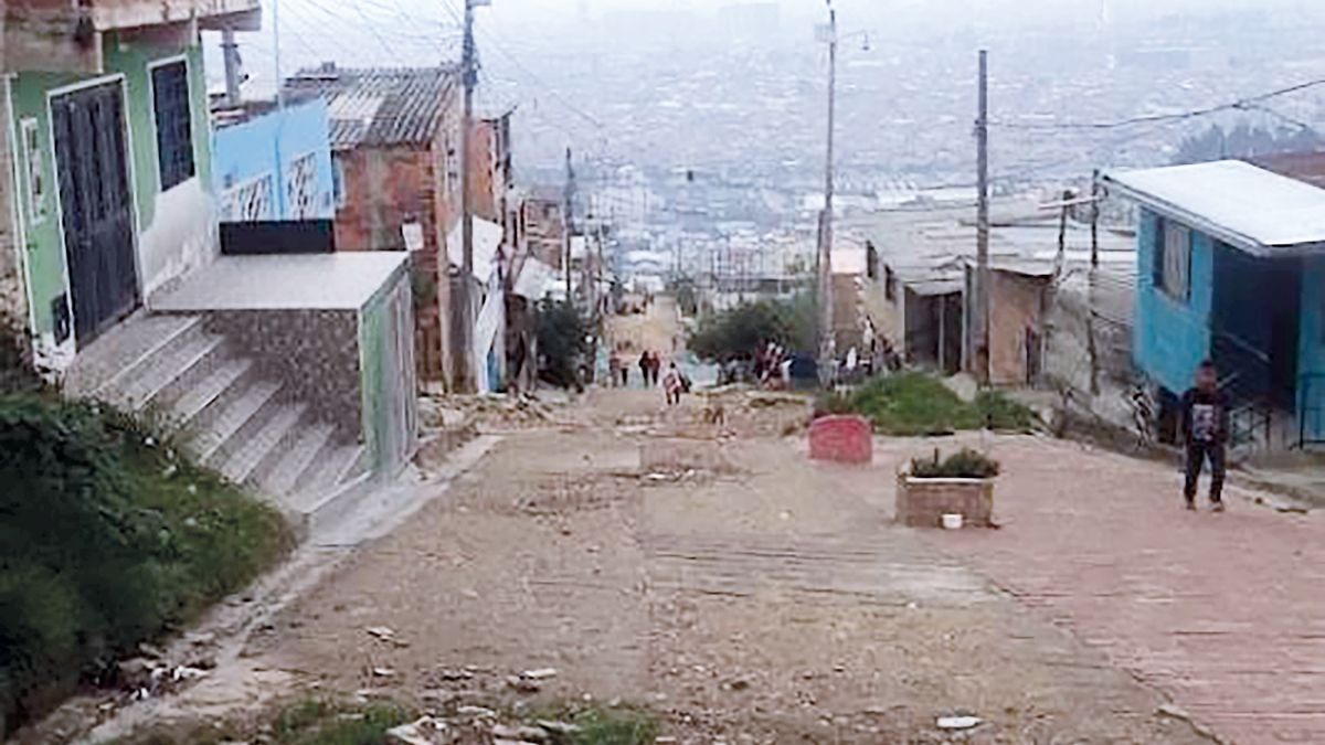 Dos adolescentes fueron atacados con arma traumática en Soacha Un sujeto aterrorizó a dos menores de edad que se dirigían a sus casas, cuando sin previo aviso los atacó con un arma traumática. Le contamos los detalles.