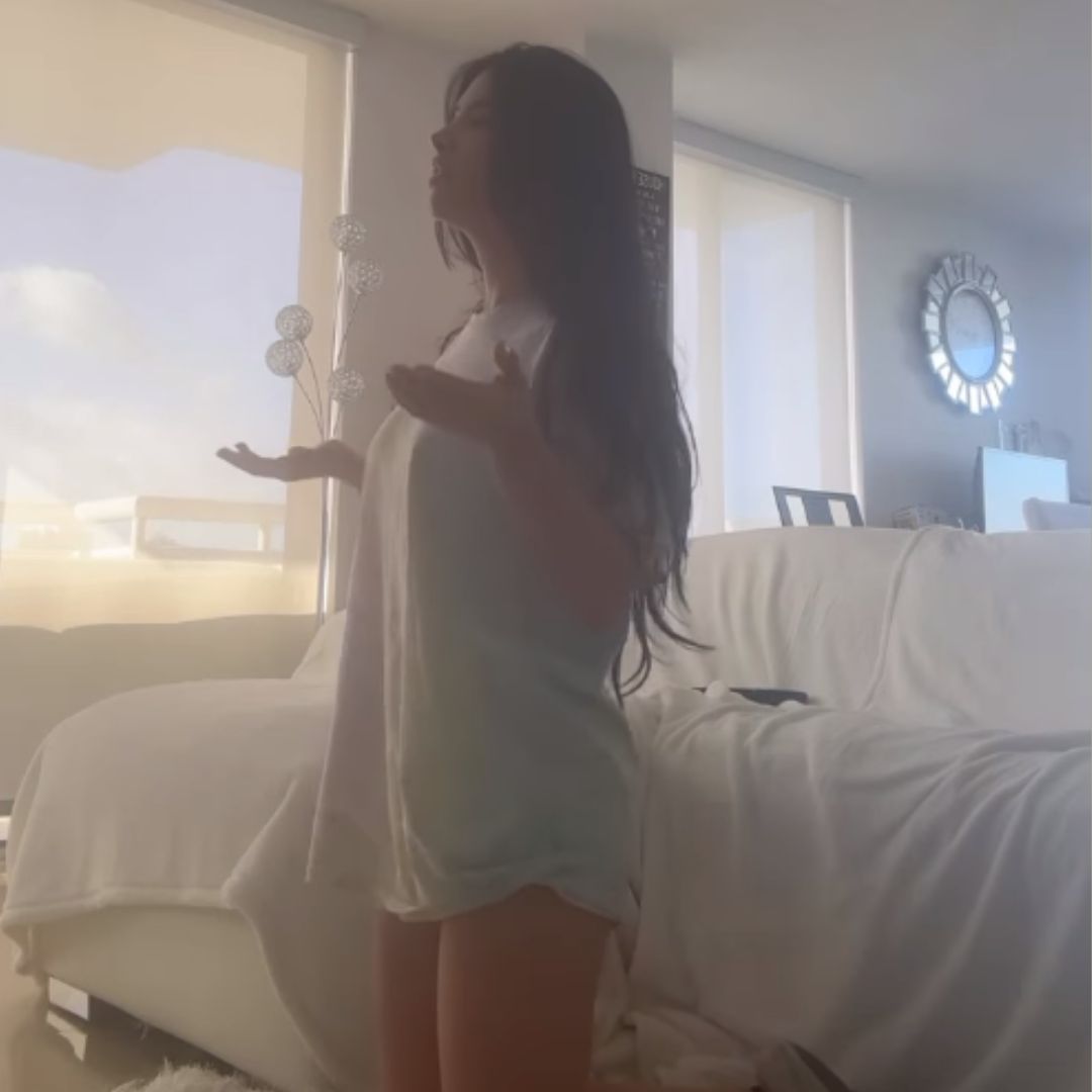 Duras críticas a Jessica Cediel por aparecer orando ligera de ropa 1 Duras críticas a Jessica Cediel por aparecer orando ligera de ropa A Jessica Cediel le dieron palo por un video que compartió en el que aparece orando y en Pijama.