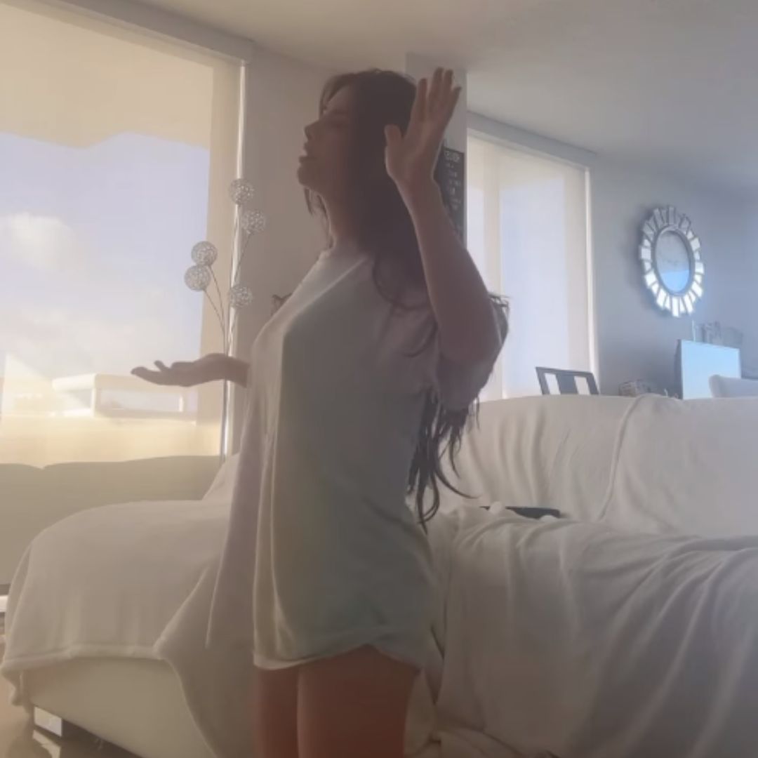 Duras críticas a Jessica Cediel por aparecer orando ligera de ropa 2 Duras críticas a Jessica Cediel por aparecer orando ligera de ropa A Jessica Cediel le dieron palo por un video que compartió en el que aparece orando y en Pijama.