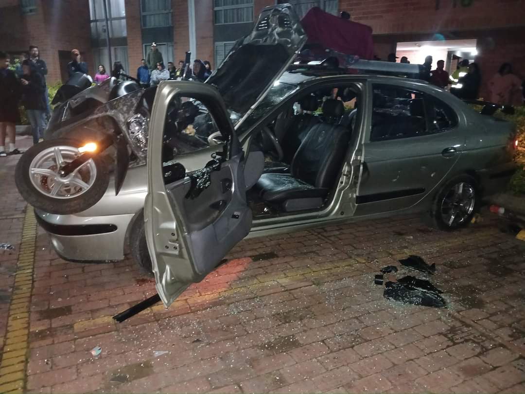 EN VIDEO: A vecino problemático le destruyeron sus vehículos en un conjunto de Facatativá 2 EN VIDEO: A vecino problemático le destruyeron sus vehículos en un conjunto de Facatativá Los residentes del conjunto 'Heliconias', ubicado en el municipio de Facatativá, demostraron su indignación destruyendo los vehículos de un vecino, al cual describen como "problemático y abusivo".