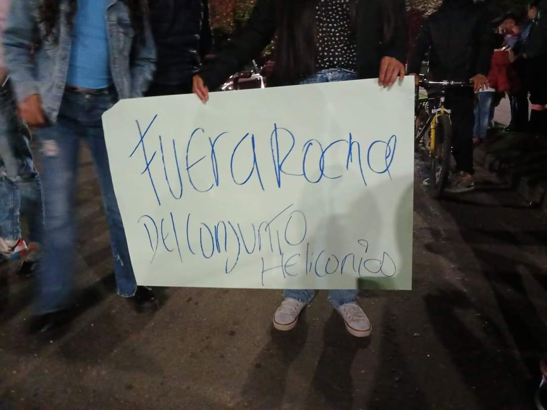 EN VIDEO: A vecino problemático le destruyeron sus vehículos en un conjunto de Facatativá 1 EN VIDEO: A vecino problemático le destruyeron sus vehículos en un conjunto de Facatativá Los residentes del conjunto 'Heliconias', ubicado en el municipio de Facatativá, demostraron su indignación destruyendo los vehículos de un vecino, al cual describen como "problemático y abusivo".