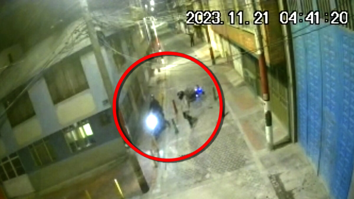 EN VIDEO: Hombre fue víctima de intento de robo en Bosa Una cámara de seguridad registró el momento exacto en el que dos sujetos intentan robar la moto de un hombre en la localidad de Bosa.