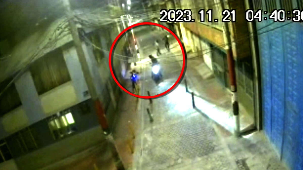 EN VIDEO: Hombre fue víctima de intento de robo en Bosa 1 EN VIDEO: Hombre fue víctima de intento de robo en Bosa Una cámara de seguridad registró el momento exacto en el que dos sujetos intentan robar la moto de un hombre en la localidad de Bosa.