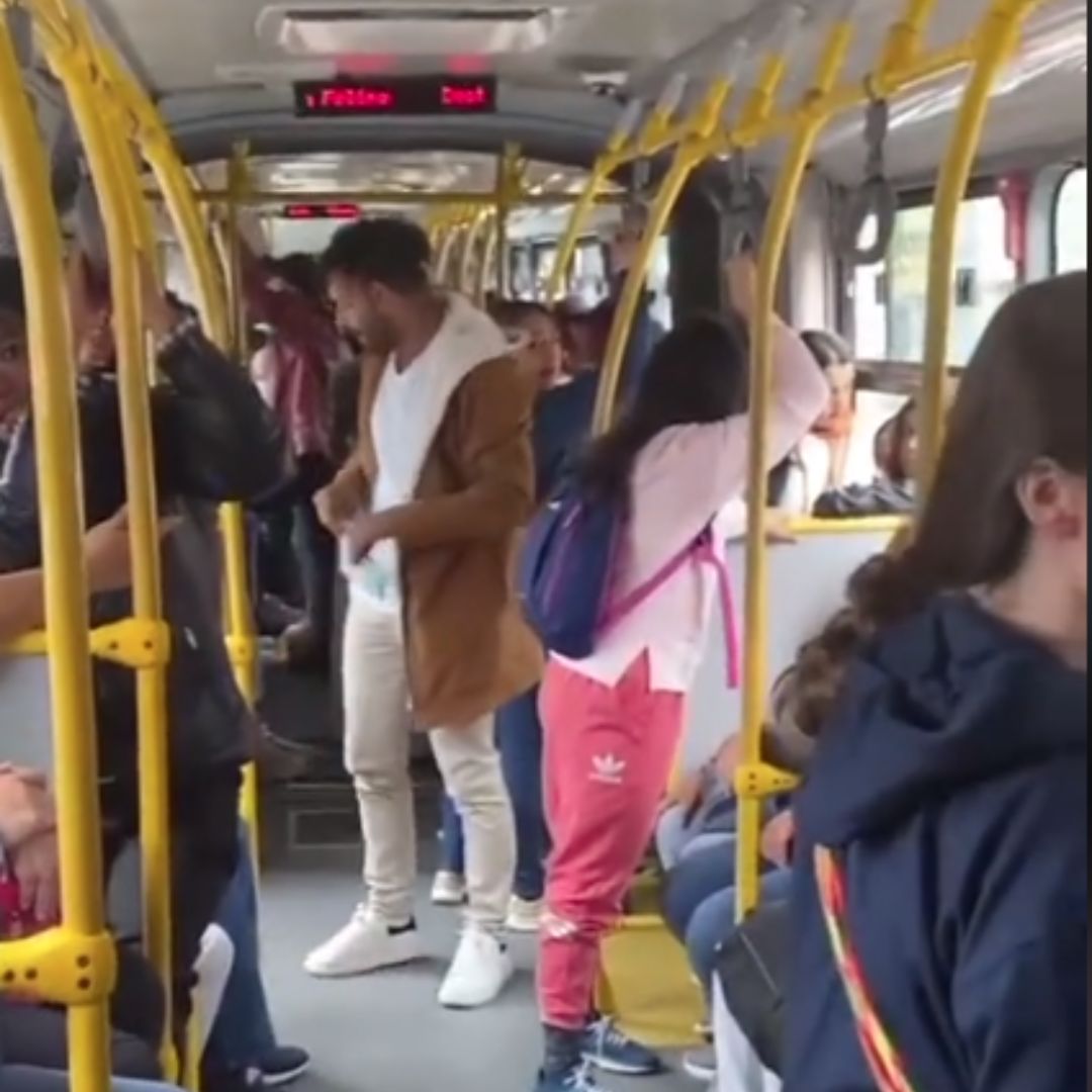 EN VIDEO: Hombres sorprenden con supuesta telepatía a pasajeros de TransMilenio 1 EN VIDEO: Hombres sorprenden con supuesta telepatía a pasajeros de TransMilenio Dos hermanos exponen su supuesto poder de telepatía en TransMilenio.