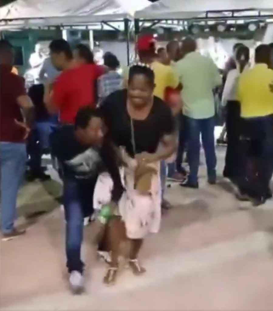 EN VIDEO: Mujer murió de un infarto mientras bailaba 1 EN VIDEO: Mujer murió de un infarto mientras bailaba La alegría de una mujer que se encontraba bailando en la plaza de Santa Bárbara de Pinto (Magdalena), se vio opacada cuando repentinamente sufrió un ataque cardiaco.