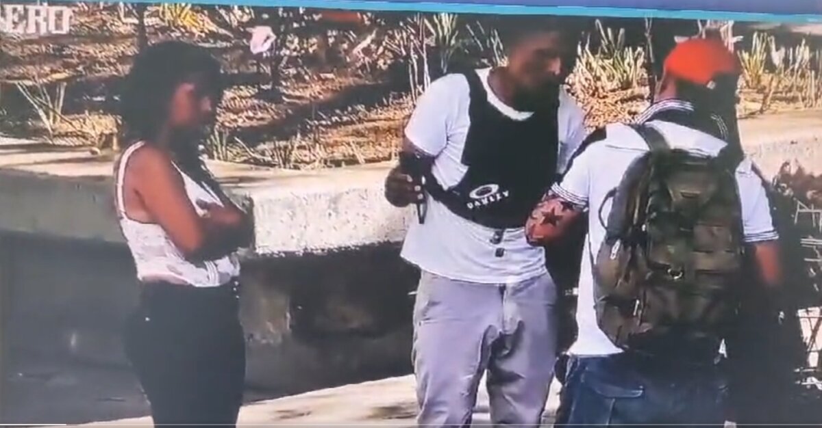 Pillan a pareja teniendo intimidad en un parque a plena luz del día 1 Pillan a pareja teniendo intimidad en un parque a plena luz del día En redes sociales se ha viralizado un video en el que una pareja, sin ningún pudor, tiene intimidad en un parque en medio de varios transeúntes.