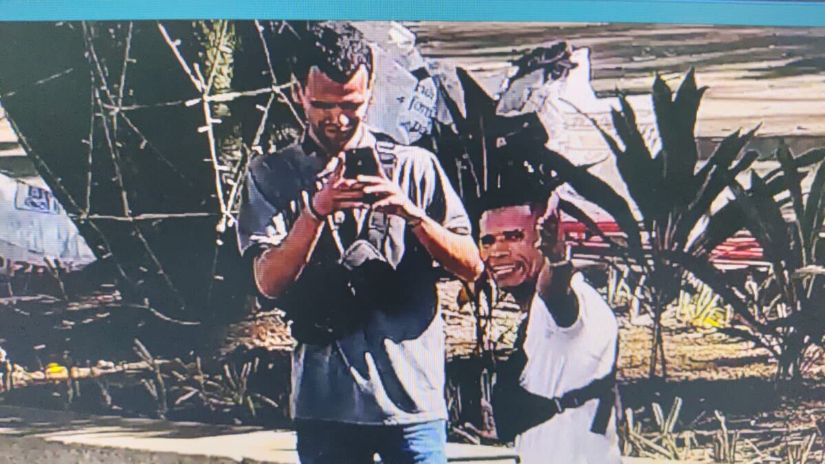 Pillan a pareja teniendo intimidad en un parque a plena luz del día 2 Pillan a pareja teniendo intimidad en un parque a plena luz del día En redes sociales se ha viralizado un video en el que una pareja, sin ningún pudor, tiene intimidad en un parque en medio de varios transeúntes.