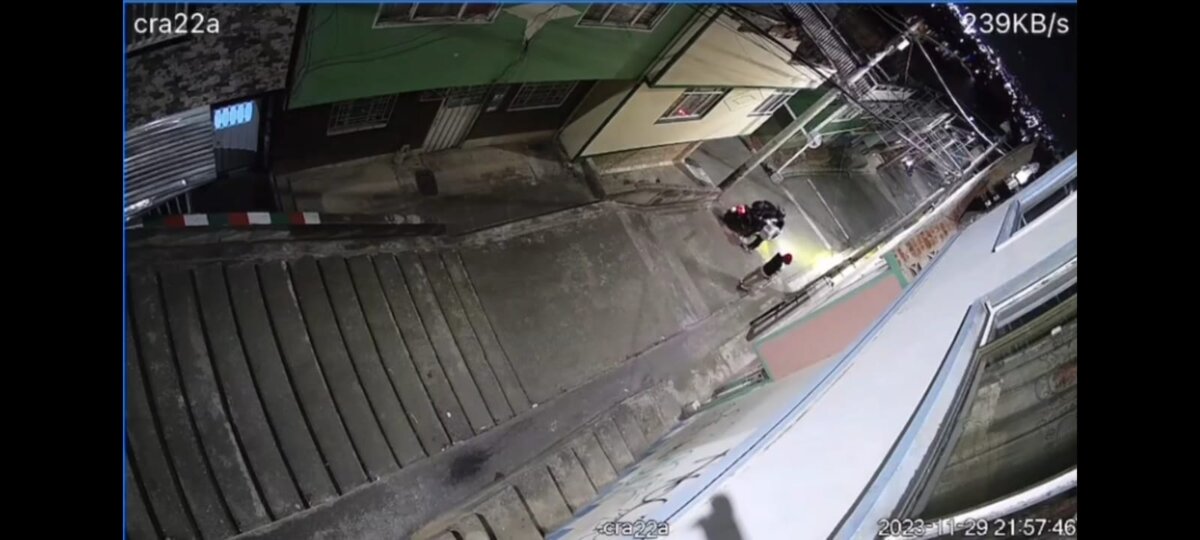 EN VIDEO: Pillos intentan robar a motociclista en Ciudad Bolívar En el barrio Perdomo (Ciudad Bolívar) tres sujetos intentaron robar a un motociclista que, al parecer, trabajaba como conductor en una plataforma de transporte.