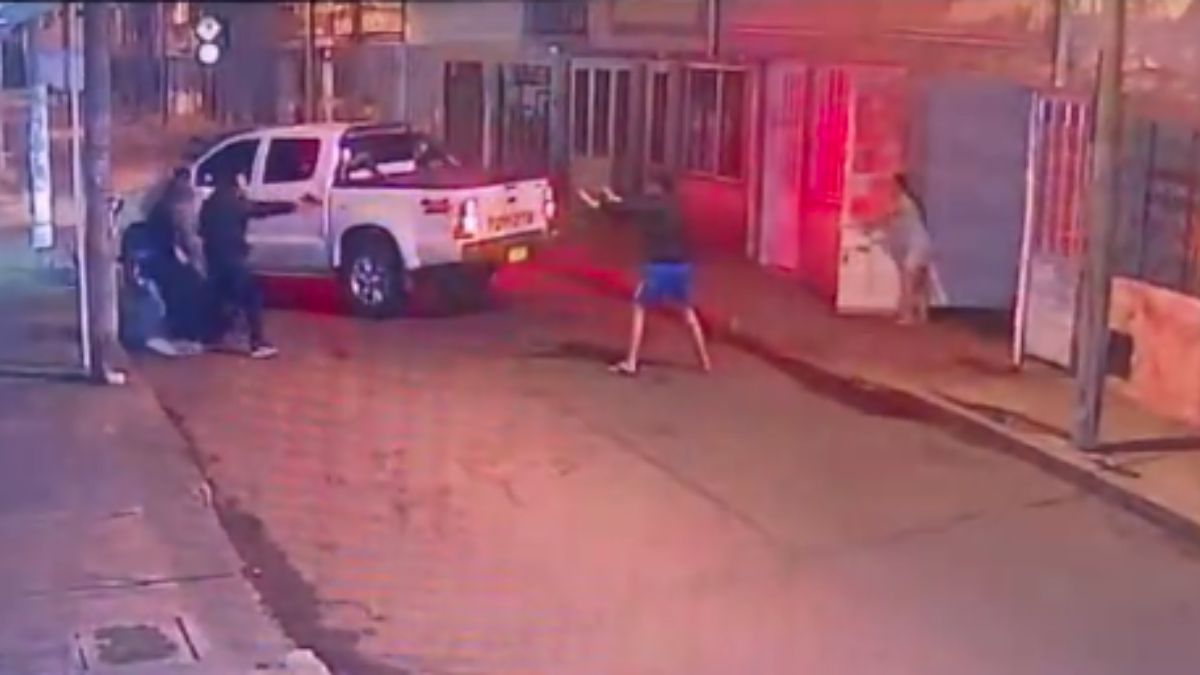 EN VIDEO: Violento intento de robo en Engativá Un hombre arriesgó su vida para evitar que le robaran la camioneta. El hecho se presentó en el barrio Bosque Popular de la localidad de Engativá.
