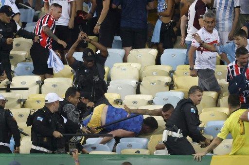 EN VIDEO: ¡Vergonzoso! Violencia opacó el duelo entre Brasil y Argentina en el Maracaná Los hinchas de la Albiceleste se enfrentaron con la policía brasileña