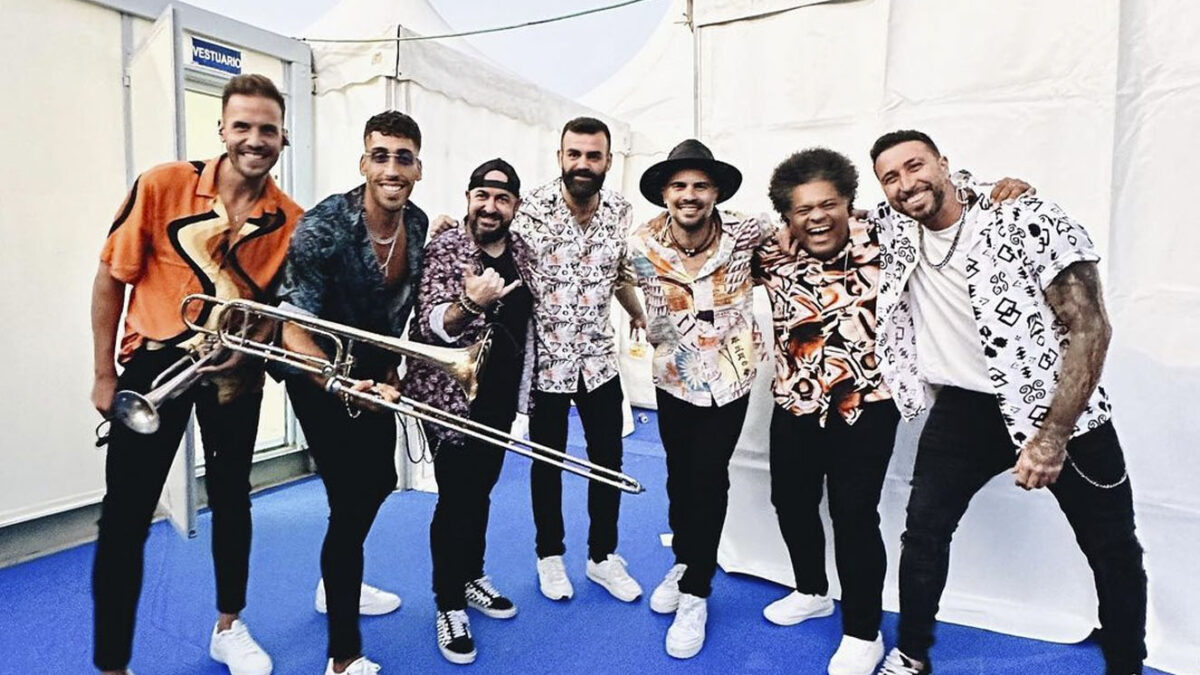 Efecto Pasillo regresa a Colombia con su nuevo álbum 'Los reyes del mambo' 1 Efecto Pasillo regresa a Colombia con su nuevo álbum 'Los reyes del mambo' Tras 5 años sin sacar un nuevo álbum, la reconocida agrupación española 'Efecto Pasillo', vuelve con nuevas canciones pero manteniendo su característica esencia de alegría y optimismo. En conversaciones con Q'Hubo nos contaron detalles sobre el nuevo disco 'Los Reyes del Mambo' y su próxima presentación en Bogotá.