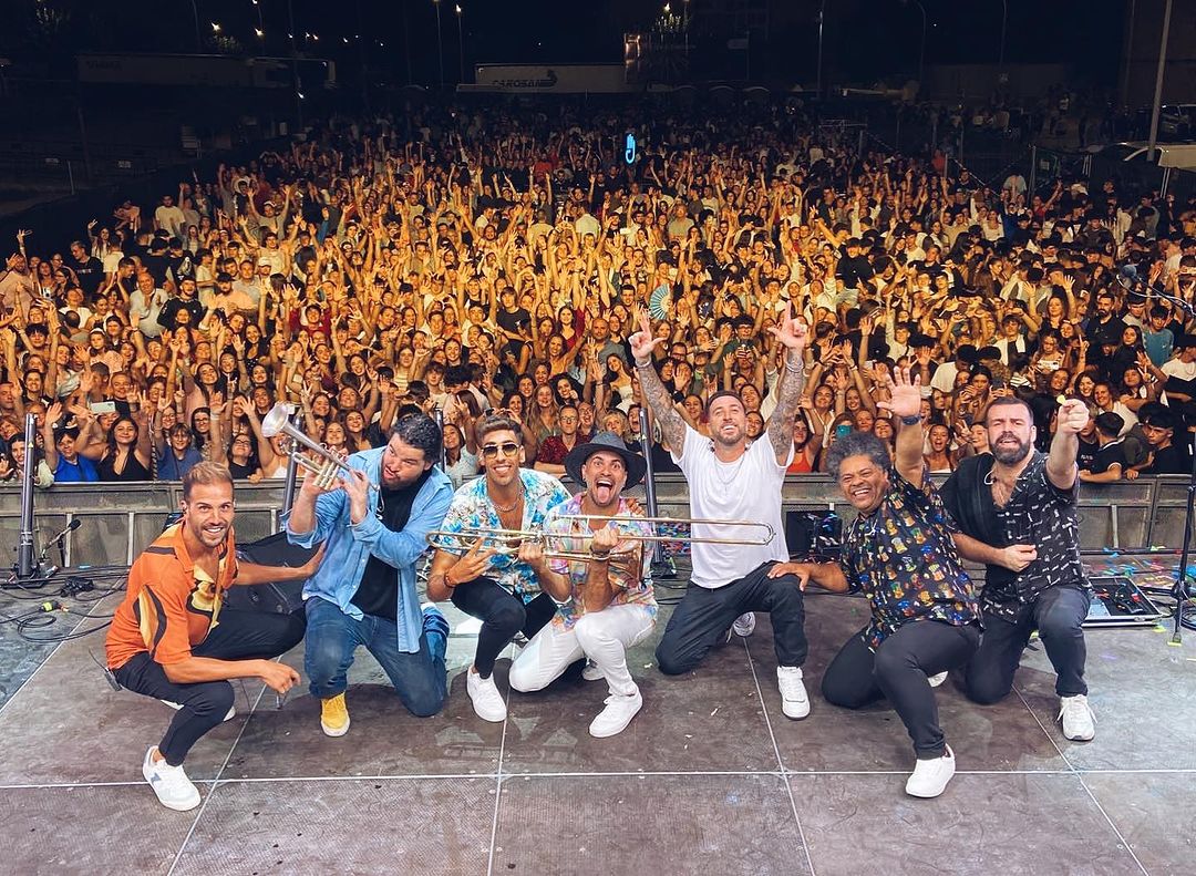 Efecto Pasillo regresa a Colombia con su nuevo álbum 'Los reyes del mambo' Tras 5 años sin sacar un nuevo álbum, la reconocida agrupación española 'Efecto Pasillo', vuelve con nuevas canciones pero manteniendo su característica esencia de alegría y optimismo. En conversaciones con Q'Hubo nos contaron detalles sobre el nuevo disco 'Los Reyes del Mambo' y su próxima presentación en Bogotá.