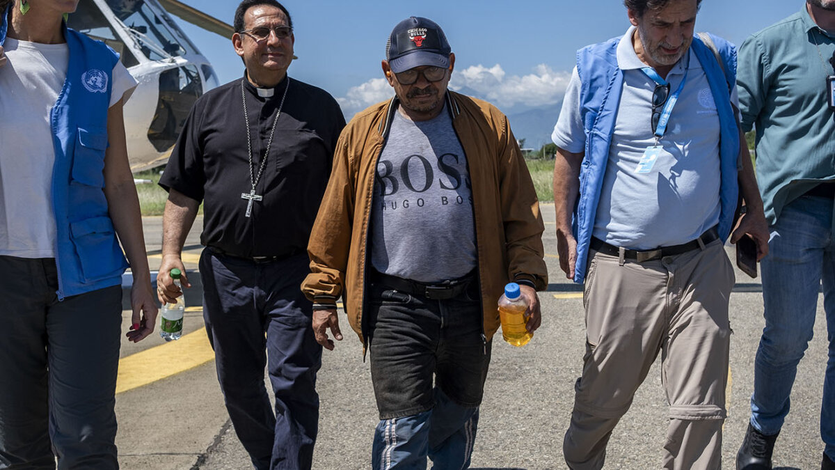 El 'Mane Díaz' ya está en casa, con los suyos, tras recuperar la libertad Poco antes de las 2 de la tarde de este jueves, Luis Manuel Díaz arribó a su hogar en el municipio de Barrancas (La Guajira), tras varias horas de caminatas por la Serranía del Perijá, luego de un corto vuelo en helicóptero hasta Valledupar y después de soportar 13 días de secuestro a manos del ELN.