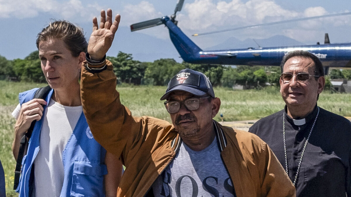 El 'Mane Díaz' ya está en casa, con los suyos, tras recuperar la libertad Poco antes de las 2 de la tarde de este jueves, Luis Manuel Díaz arribó a su hogar en el municipio de Barrancas (La Guajira), tras varias horas de caminatas por la Serranía del Perijá, luego de un corto vuelo en helicóptero hasta Valledupar y después de soportar 13 días de secuestro a manos del ELN.