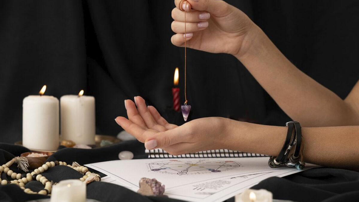 'El amarre' los hilos espirituales que atan 2 'El amarre' los hilos espirituales que atan El amor es un sentimiento que a muchos les gusta sentir, por las vivencias bonitas que se pueden vivir junto a esa persona especial, sin embargo, en ocasiones ese afecto no es correspondido y a causa de esto, hay quienes buscan métodos para obtener ese cariño y una de esas salidas ha sido hacerle un embrujo, conocido como el ‘amarre’, a esa persona.