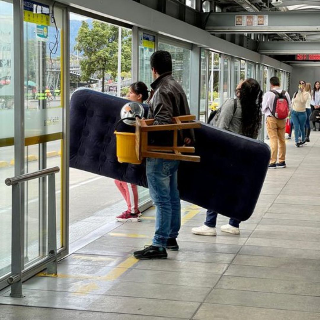 El billete que tendrá que pagar por hacer trasteos en TransMilenio 1 El billete que tendrá que pagar por hacer trasteos en TransMilenio Este es el billete que le tocará pagar si es visto transportando carga sobredimensionada en TransMilenio.