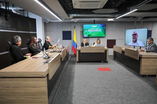 El exparamilitar Salvatore Mancuso fue admitido en la JEP El excomandante de las Autodefensas Unidas de Colombia (AUC) Salvatore Mancuso fue aceptado en la Jurisdicción Especial para la Paz (JEP), luego de sus aportes a la justicia transicional.
