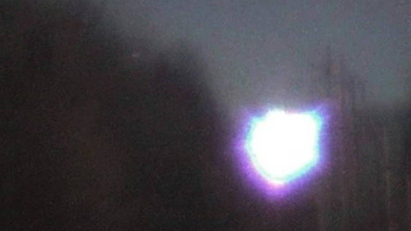 El misterio detrás de la luz Paulding 2 El misterio detrás de la luz Paulding Una especie de luz intermitente ubicada en lo alto del cielo, todas las noches, cerca a la autopista 45 en Robbins Road, en el estado de Manhattan (Estados Unidos), ha sido el escenario ideal para los turistas, quienes, asombrados, buscan una explicación del fenómeno que hace 57 años ocurre de manera regular en la zona.