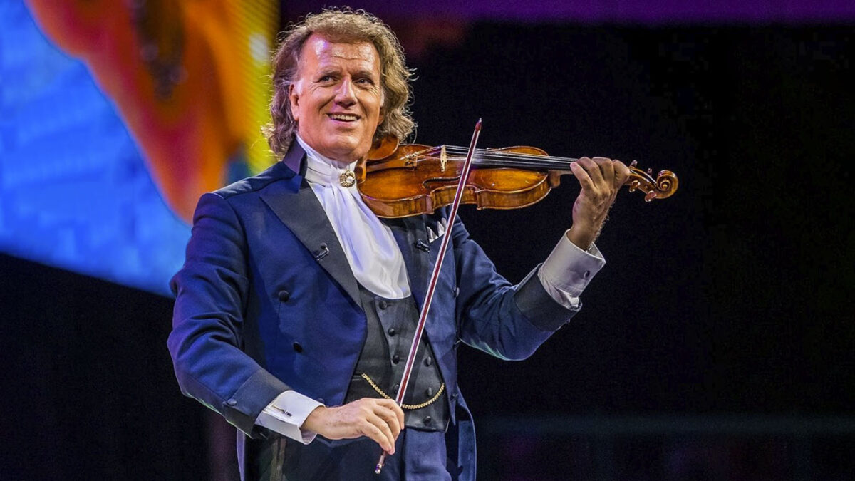 El violinista André Rieu cautivará a Colombia con su nueva gira 5 El violinista André Rieu cautivará a Colombia con su nueva gira El reconocido violinista y director de orquesta holandés, André Rieu, está listo para cautivar una vez más al público colombiano con su esperado regreso a Bogotá el 18 de septiembre de 2024, como parte de su nueva gira mundial.