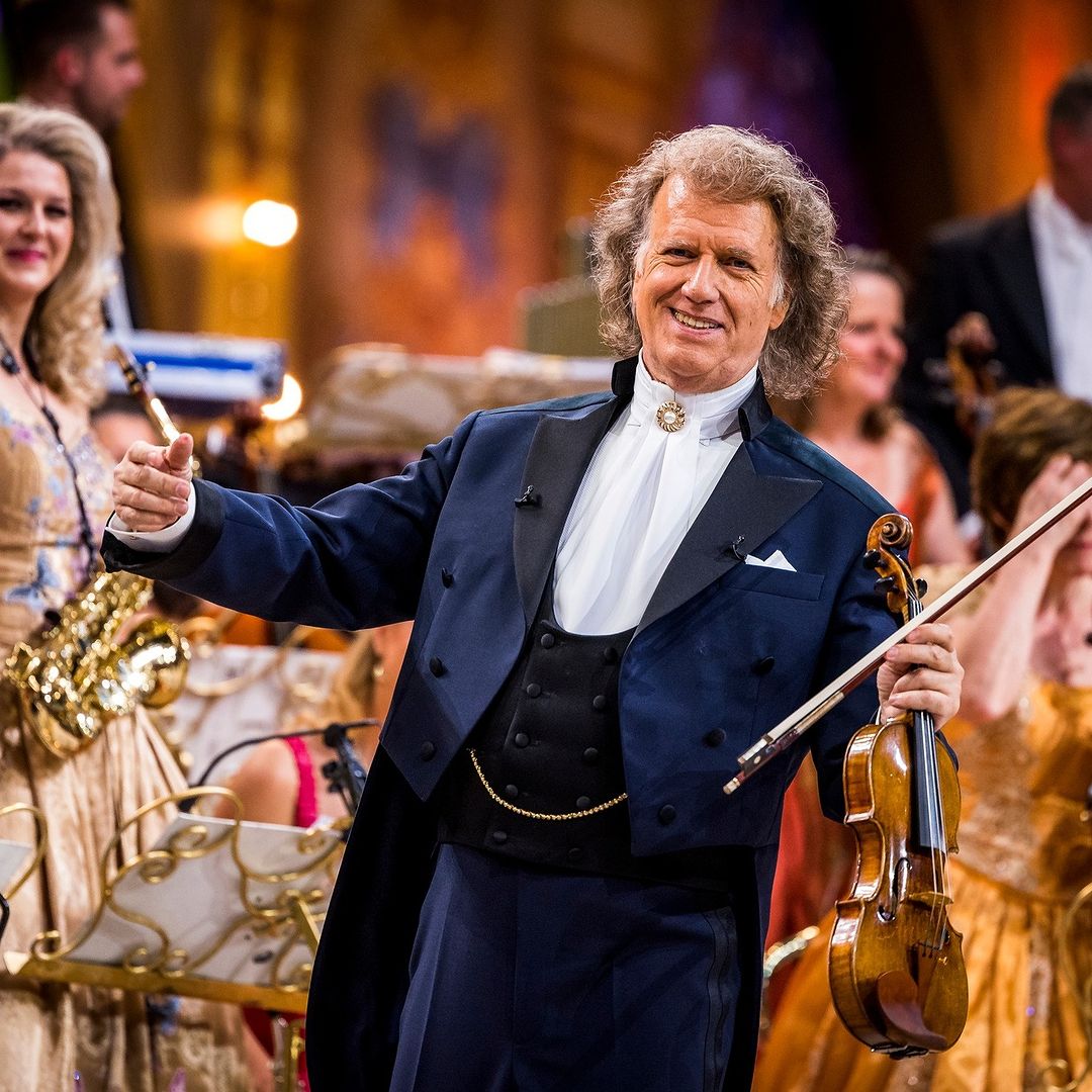 El violinista André Rieu cautivará a Colombia con su nueva gira 2 El violinista André Rieu cautivará a Colombia con su nueva gira El reconocido violinista y director de orquesta holandés, André Rieu, está listo para cautivar una vez más al público colombiano con su esperado regreso a Bogotá el 18 de septiembre de 2024, como parte de su nueva gira mundial.
