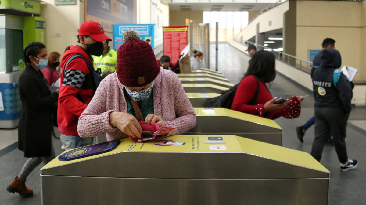 En el Concejo de Bogotá advierten que el pasaje de TransMilenio podría aumentar a 3.100 2 En el Concejo de Bogotá advierten que el pasaje de TransMilenio podría aumentar a 3.100 El Concejo de Bogotá ha estado discutiendo, en primer debate, el presupuesto para la capital en 2024. Algunos concejales advierten que el precio del pasaje de TransMilenio podría subir a $3.100 para el próximo año.