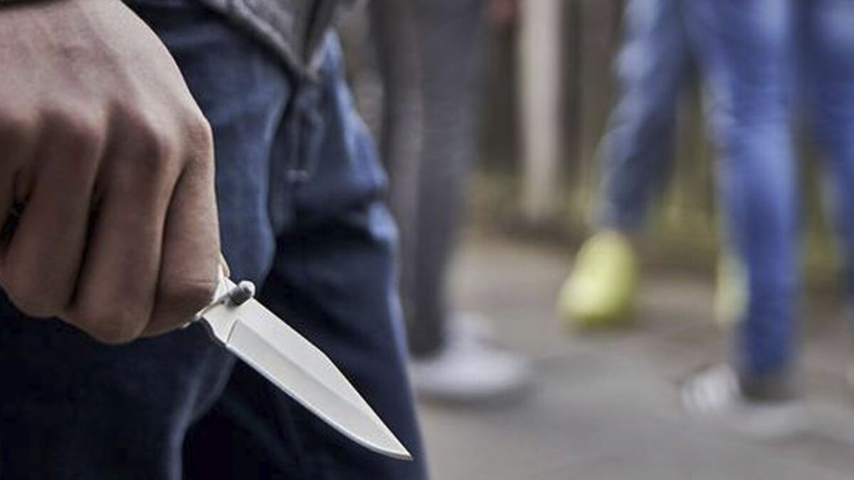 En plena clase y dentro de un colegio, un estudiante apuñaló a su compañero Durante la clase, un estudiante de sexto grado resultó herido en el tórax con un arma blanca.