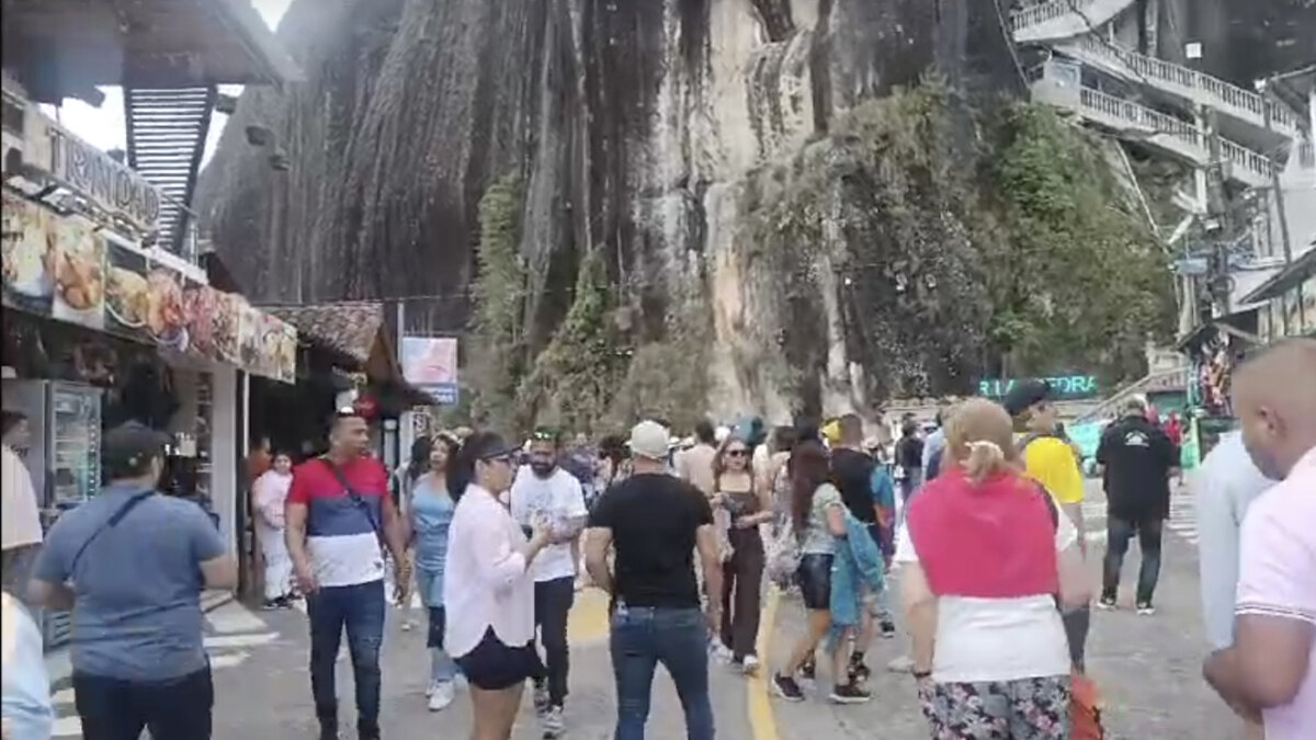 En vídeo: Piedra del Peñol se vino abajo y dejó cerca de 15 personas lesionadas Se evalúa la suspensión de la actividad en la zona del Peñol, por riesgo inminente.
