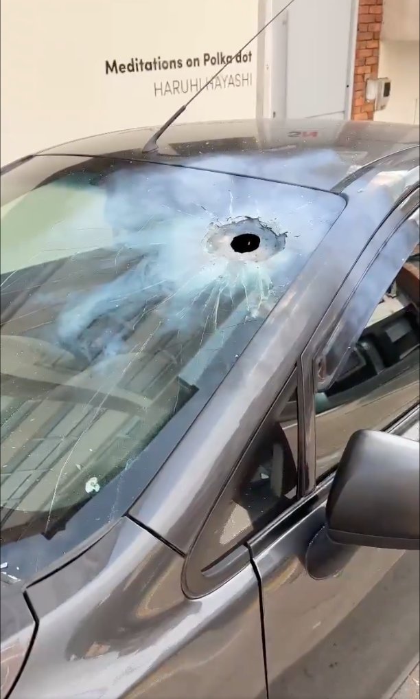 Encapuchados atacaron carro de prensa con una papa bomba Durante la jornada de protestas en la tarde de este jueves, un carro de prensa del noticiero CM& fue atacado por encapuchados