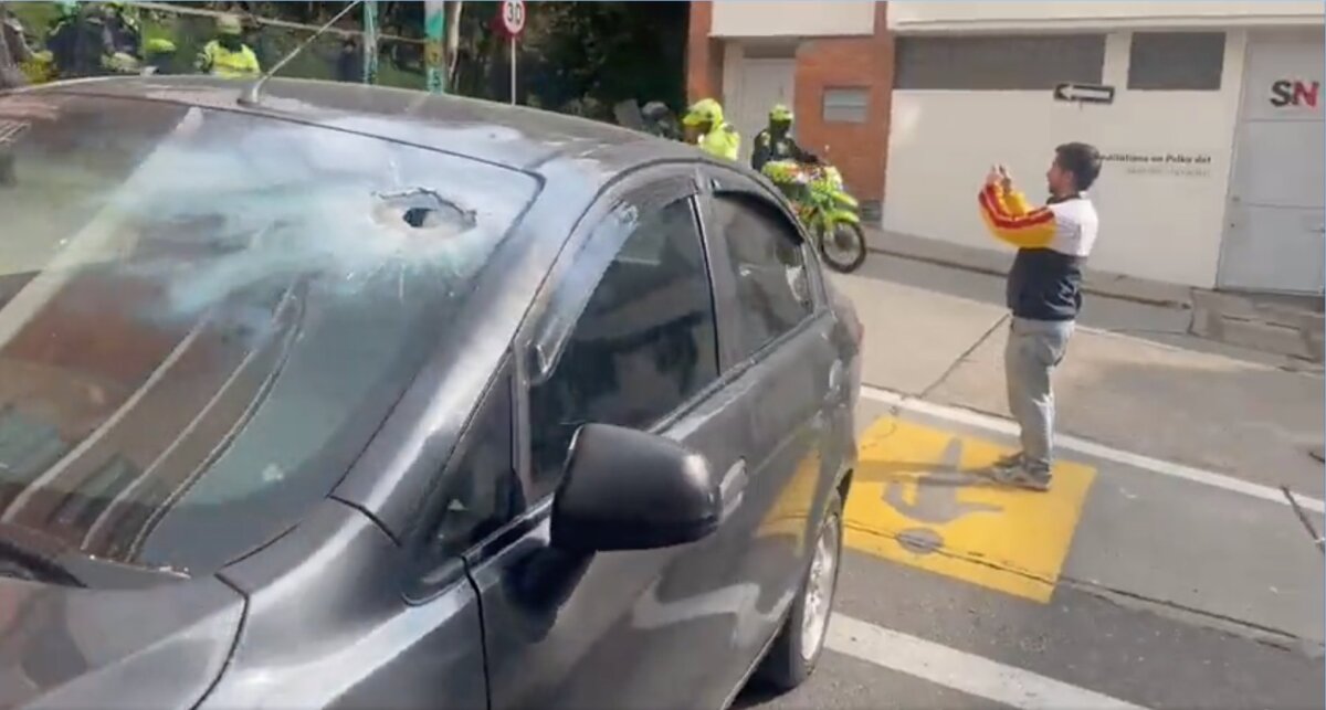 Encapuchados atacaron carro de prensa con una papa bomba Durante la jornada de protestas en la tarde de este jueves, un carro de prensa del noticiero CM& fue atacado por encapuchados