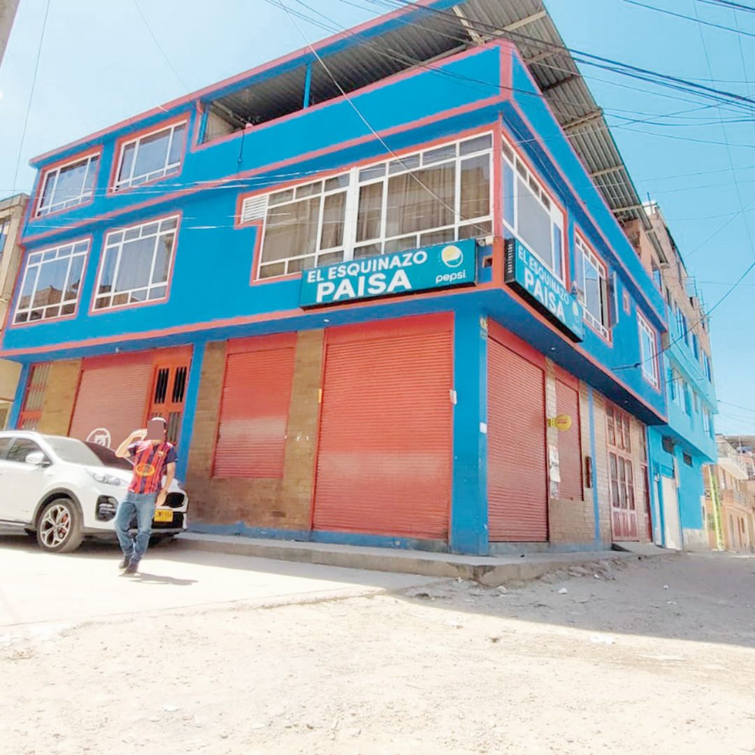 Este fue el hombre que mató a su esposa y luego se quitó la vida en Kennedy 1 Este fue el hombre que mató a su esposa y luego se quitó la vida en Kennedy Un doloroso crimen se registró en horas de la tarde del miércoles en el barrio El Amparo de la localidad de Kennedy, cuando un hombre mató a su pareja sentimental y luego se quitó la vida. Los hechos se registraron al interior de una vivienda.