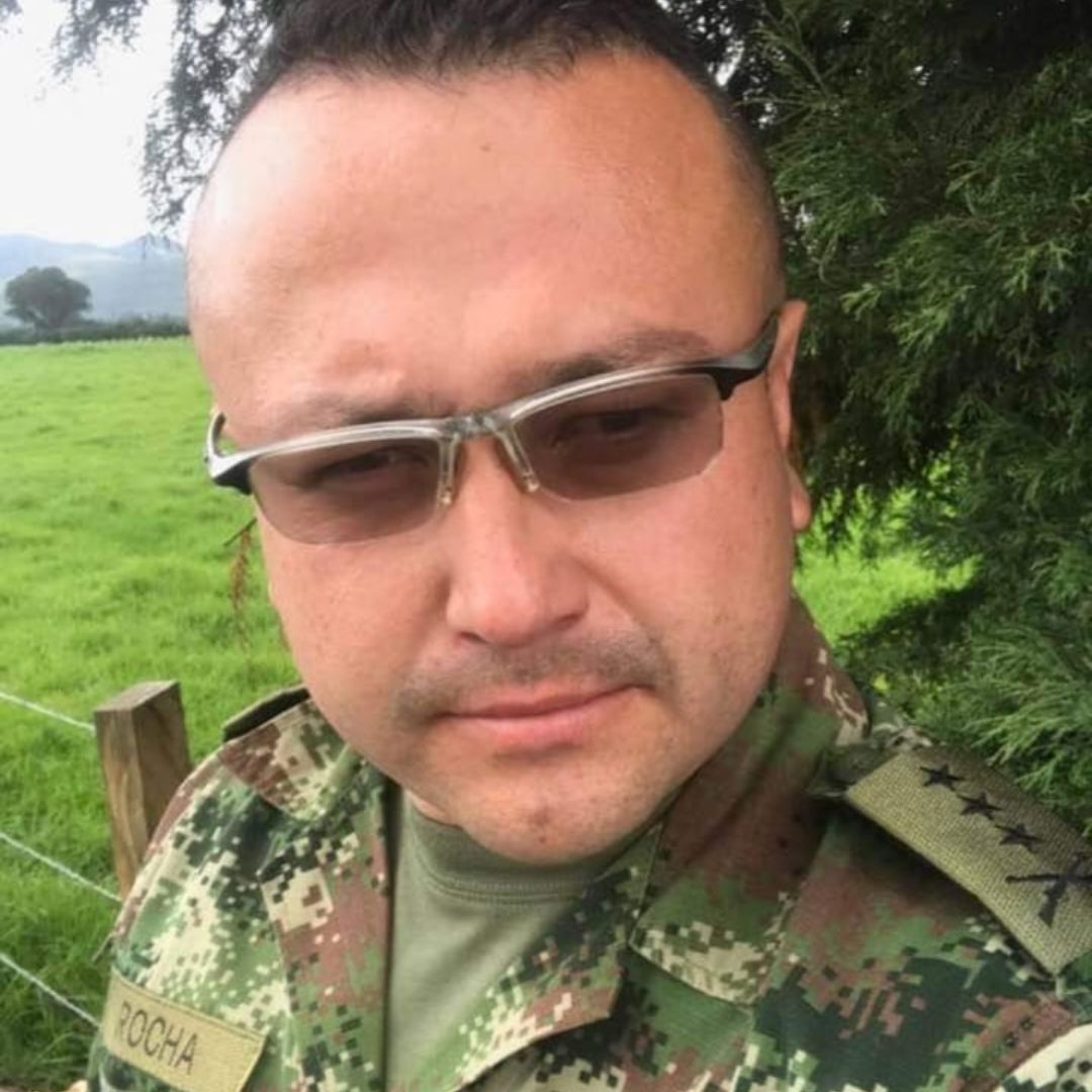 Exmilitar expulsado de conjunto en Facatativá lanza escalofriantes amenazas en un nuevo audio 1 Exmilitar expulsado de conjunto en Facatativá lanza escalofriantes amenazas en un nuevo audio Tras reaparecer en un en vivo de Facebook, en donde aceptó ser una persona violenta, ahora se conoce un nuevo audio del exmilitar John Leo Rocha Bernal, en el que amenaza a uno de los vecinos que habría liderado la protesta en el conjunto Heliconias de Facatativá.