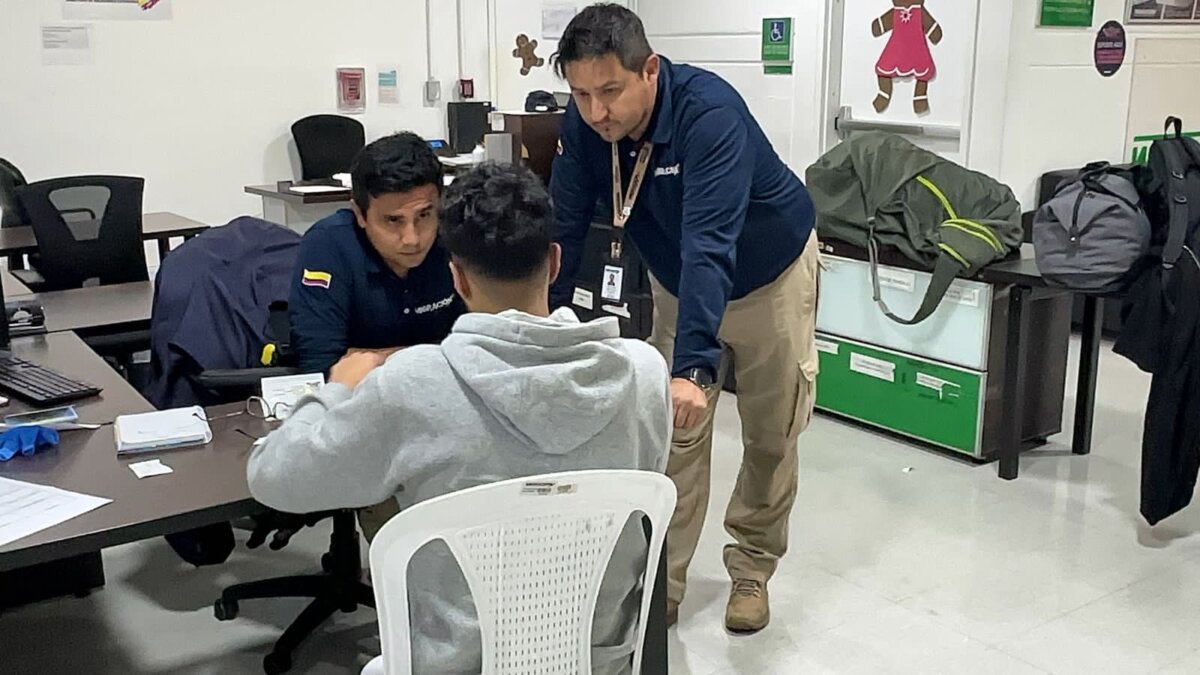 Expulsan a dos británicos por broma sobre bomba en el aeropuerto El Dorado Migración Colombia expulsó del país a dos ciudadanos británicos, quienes bromearon antes de subirse a un avión en un vuelo interno con que llevaban una bomba en sus equipajes, lo que obligó a la activación de un protocolo de seguridad en el Aeropuerto El Dorado de Bogotá, que generó retrasos en las operaciones aéreas.