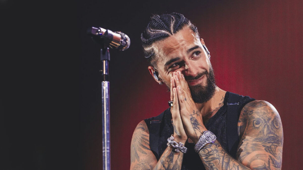 Fans de Maluma le regalan ropa de bebé durante un concierto Los fanáticos del cantante no paran de mostrarle lo felices que están por la llegada de París.