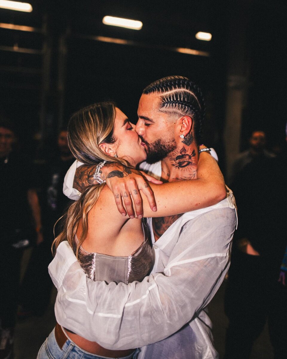 Fans de Maluma le regalan ropa de bebé durante un concierto Los fanáticos del cantante no paran de mostrarle lo felices que están por la llegada de París.