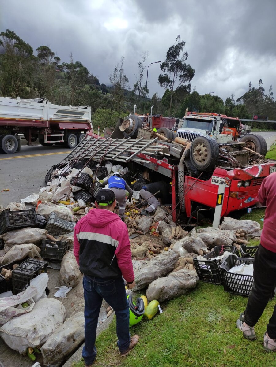 Accidente de tránsito en la localidad de Usme acabó con la vida de un conductor 1 Accidente de tránsito en la localidad de Usme acabó con la vida de un conductor En horas de la mañana de este 7 de noviembre se reportó que un vehículo de carga se volcó en la Avenida Villavicencio, sobre el sector El Uval, localidad de Usme.
