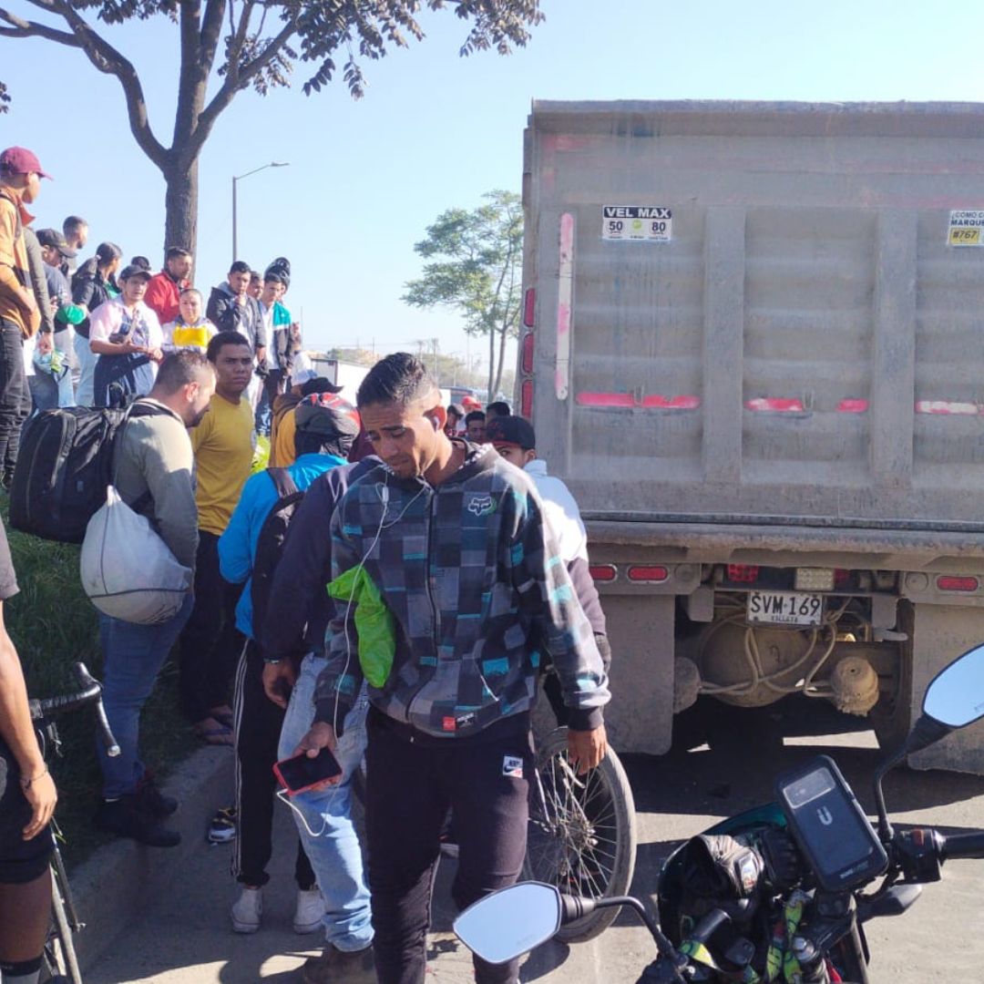 Fatal accidente entre motociclista y volqueta en Av. Ciudad de Cali 1 Fatal accidente entre motociclista y volqueta en Av. Ciudad de Cali En este momento se reporta un grave accidente que dejó sin vida a un motociclista en la localidad de Kennedy.