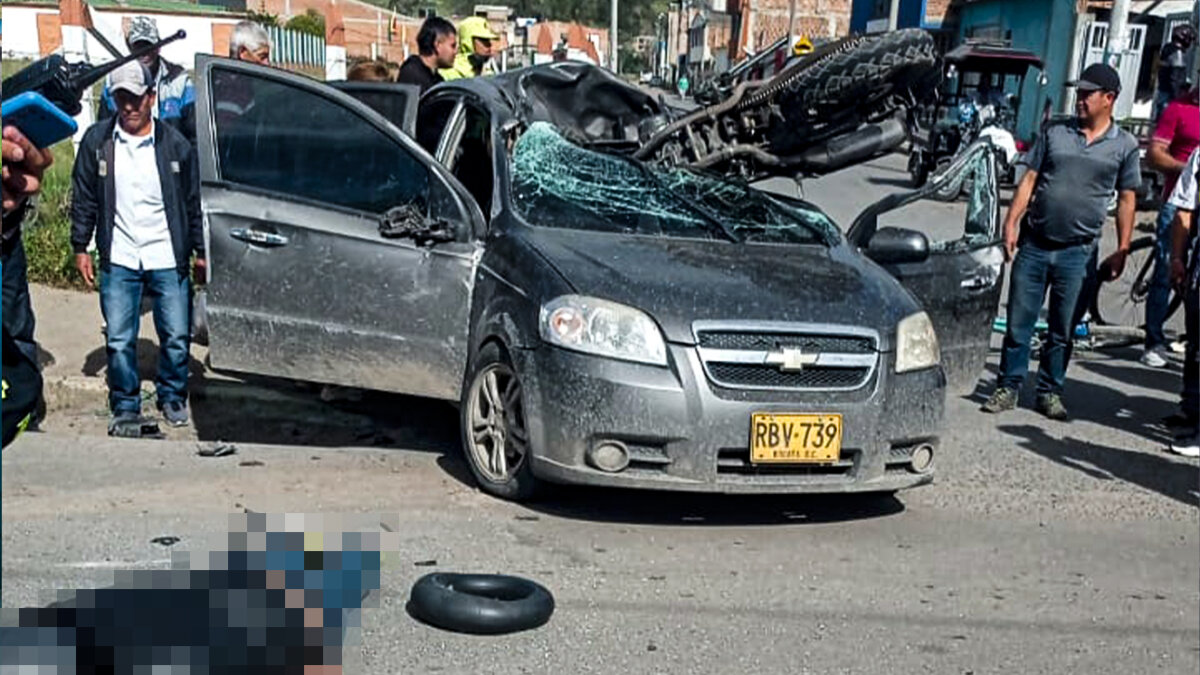 Fatídico accidente de tránsito dejó dos muertos Una motocicleta quedó incrustada en un vehículo particular. El accidente dejó dos personas muertas y otras dos gravemente heridas.