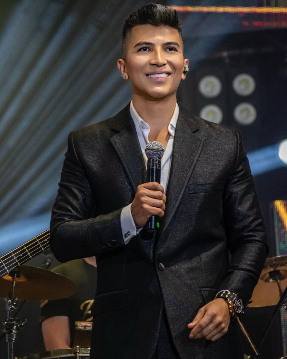 Ferney Artunduaga: Nació para brillar con luz propia El presentador Ferney Artunduaga, se ha dedicado a brillar e impulsar a los artistas que lo rodean. En conversaciones con Q'HUBO contó como con persistencia ha logrado cumplir sus sueños.