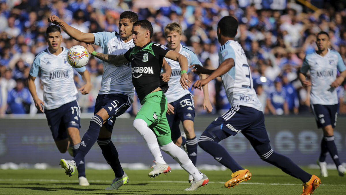 Estas son las finales en las que se han enfrentado Millonarios y Nacional Millonarios y Nacional nuevamente se verán las caras en una Final, la de la Copa BetPlay. Este miércoles (10:00 p.m.) se definirá cuál de los dos clubes jugará de local el 15 (ida) y 23 de noviembre (vuelta). Le contamos las otras veces que se midieron por un título. 