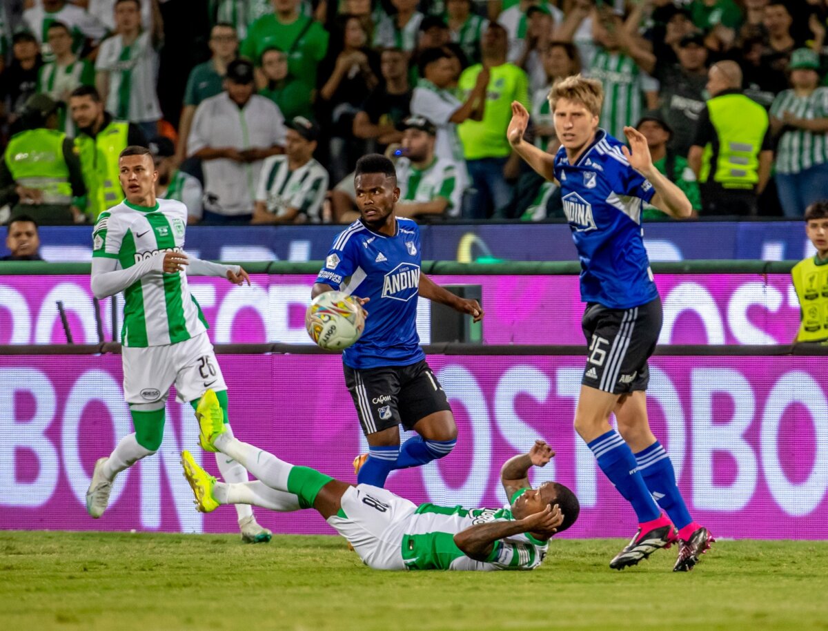 Estas son las finales en las que se han enfrentado Millonarios y Nacional 1 Estas son las finales en las que se han enfrentado Millonarios y Nacional Millonarios y Nacional nuevamente se verán las caras en una Final, la de la Copa BetPlay. Este miércoles (10:00 p.m.) se definirá cuál de los dos clubes jugará de local el 15 (ida) y 23 de noviembre (vuelta). Le contamos las otras veces que se midieron por un título.