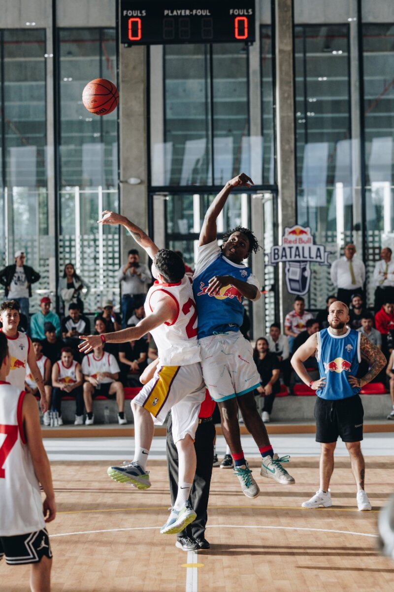 Finalistas de la Red Bull Batalla jugaron un partido de baloncesto en Suba 4 Finalistas de la Red Bull Batalla jugaron un partido de baloncesto en Suba Los mejores freestylers del mundo, que participarán este sábado en la final de la Red Bull Batalla, visitaron la localidad de Suba para reunirse con sus seguidores y, de paso, jugar un partido de baloncesto.