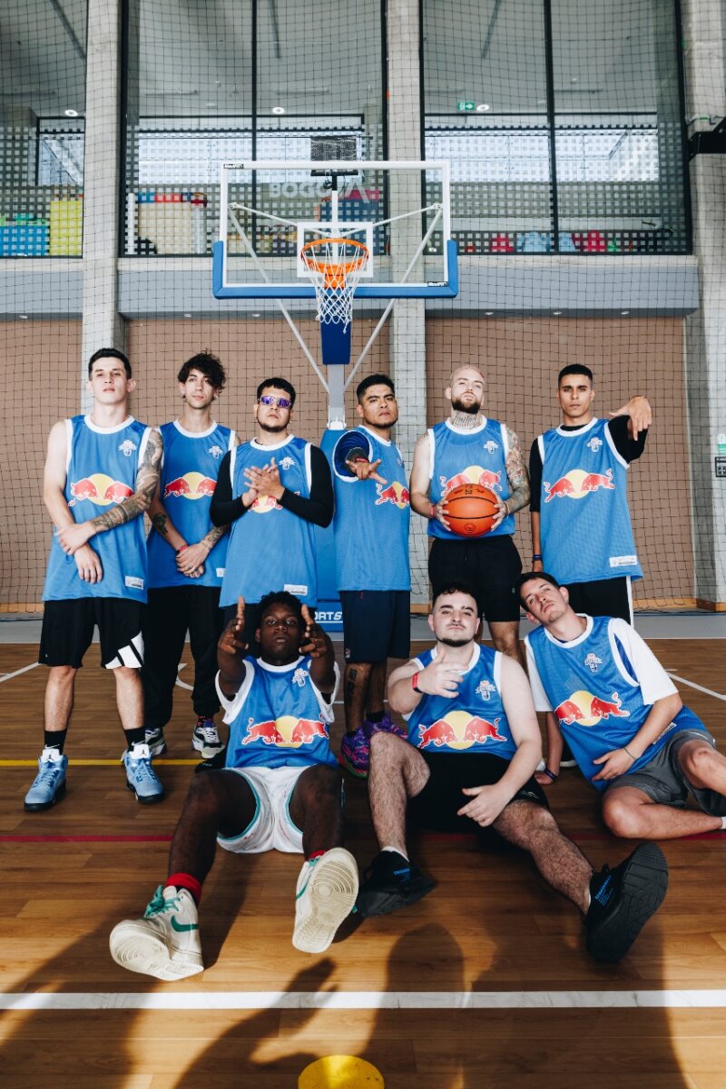 Finalistas de la Red Bull Batalla jugaron un partido de baloncesto en Suba 3 Finalistas de la Red Bull Batalla jugaron un partido de baloncesto en Suba Los mejores freestylers del mundo, que participarán este sábado en la final de la Red Bull Batalla, visitaron la localidad de Suba para reunirse con sus seguidores y, de paso, jugar un partido de baloncesto.