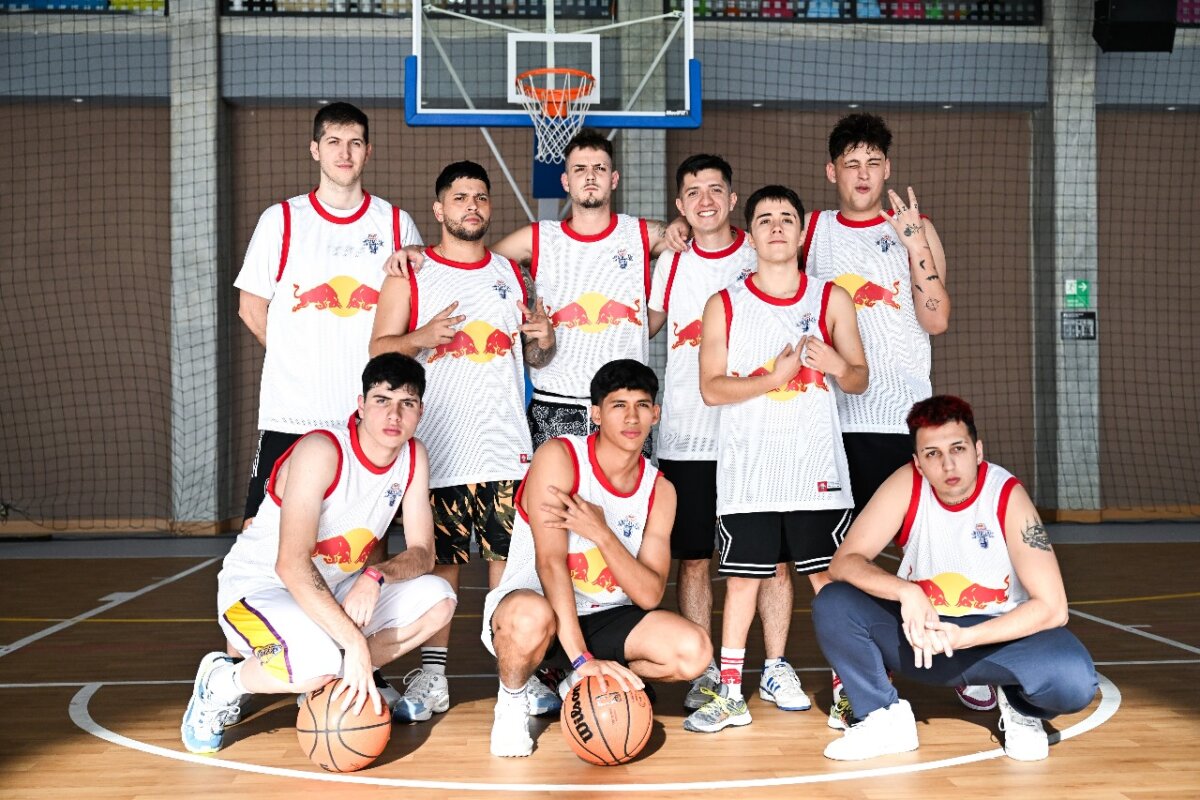 Finalistas de la Red Bull Batalla jugaron un partido de baloncesto en Suba 2 Finalistas de la Red Bull Batalla jugaron un partido de baloncesto en Suba Los mejores freestylers del mundo, que participarán este sábado en la final de la Red Bull Batalla, visitaron la localidad de Suba para reunirse con sus seguidores y, de paso, jugar un partido de baloncesto.