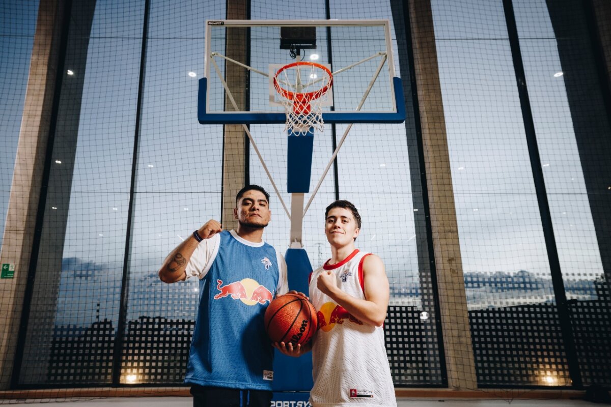 Finalistas de la Red Bull Batalla jugaron un partido de baloncesto en Suba 1 Finalistas de la Red Bull Batalla jugaron un partido de baloncesto en Suba Los mejores freestylers del mundo, que participarán este sábado en la final de la Red Bull Batalla, visitaron la localidad de Suba para reunirse con sus seguidores y, de paso, jugar un partido de baloncesto.