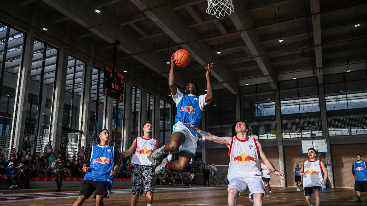 Finalistas de la Red Bull Batalla jugaron un partido de baloncesto en Suba 2 Finalistas de la Red Bull Batalla jugaron un partido de baloncesto en Suba Los mejores freestylers del mundo, que participarán este sábado en la final de la Red Bull Batalla, visitaron la localidad de Suba para reunirse con sus seguidores y, de paso, jugar un partido de baloncesto.